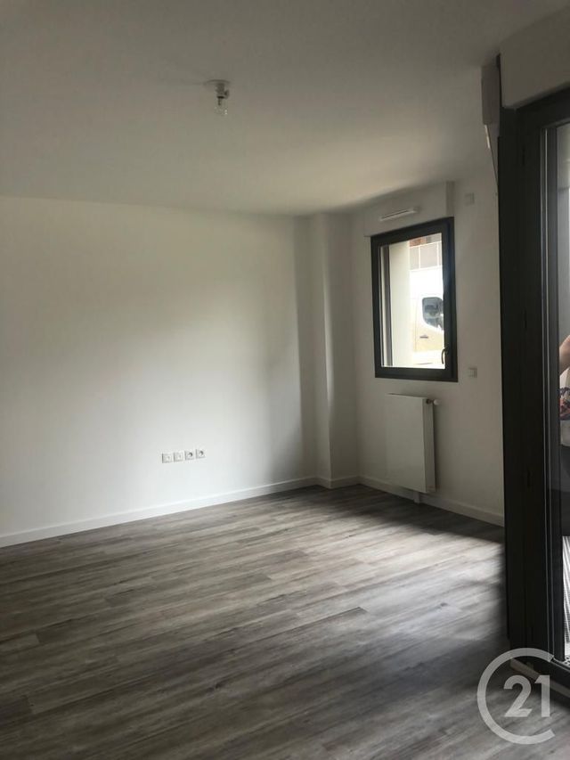Appartement F1 à louer - 1 pièce - 28.0 m2 - NOISY LE GRAND - 93 - ILE-DE-FRANCE - Century 21 Sf Immobilier